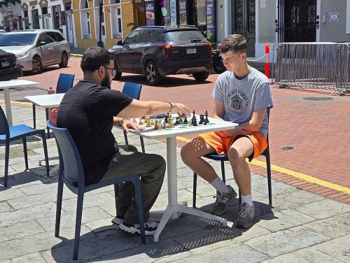 Maestros del ajedrez Shawn y Kyle se enfrentan en Casco Viejo, Panamá