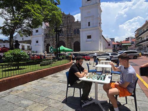 Kyle se enfrenta a una chica de Brasil en Plaza Mayor