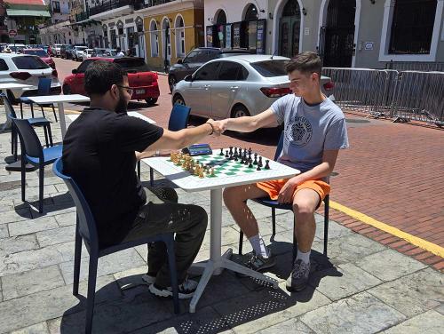 Maestros Kyle y Shawn juegas en una plaza de Panamá