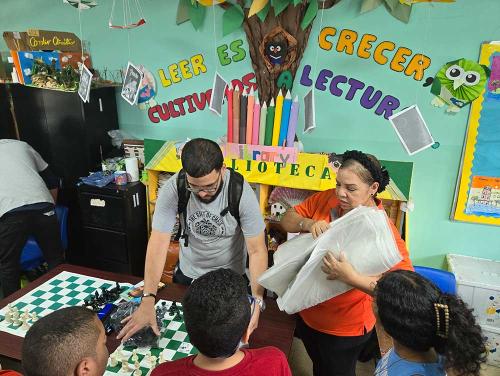 Regalando juegos de ajedrez a las Escuela de las Mañanitas