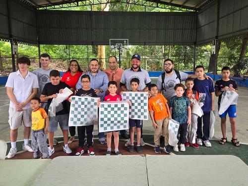 Niños reciben el regalo del ajedrez en un centro comunitario