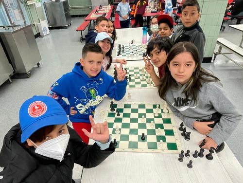Niños refugiados en campamento de ajedrez 