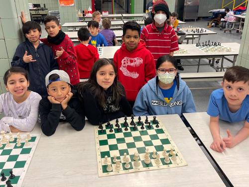 Niños refugiados en campamento de ajedrez 