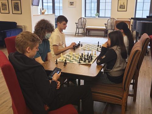 Stuyvesant HS students volunteer to teach chess