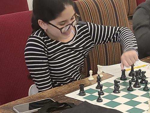 Estudiante practica ajedrez