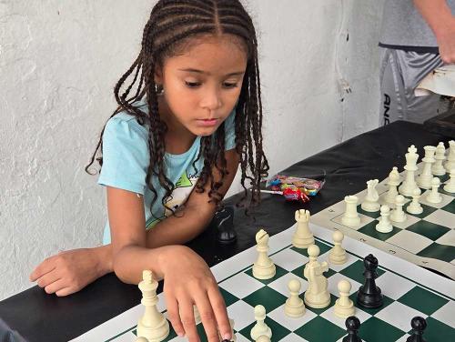 Niña juega ajedrez en una calle de Panamá