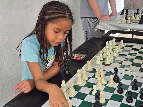 Niña juega ajedrez en una calle de Panamá