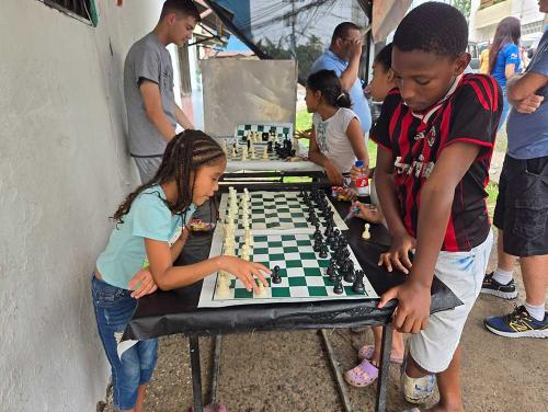 Niños aprenden ajedrez en la villa miseria