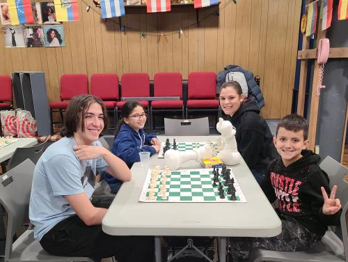 Kaleb Lancman con futuros campeones de ajedrez