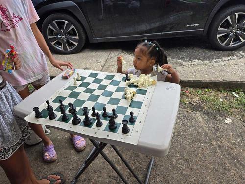 Niña pequeña juega por primera vez