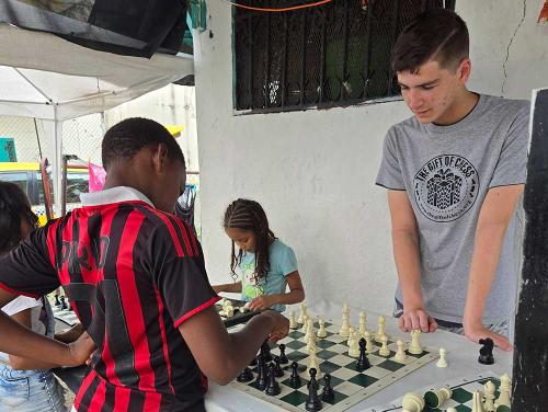 Kyle enseña a jugar al ajedrez en las calles de Panamá