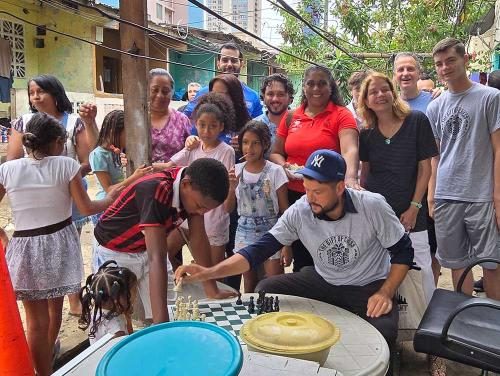 El equipo de Regalo de Ajedrez y los niños