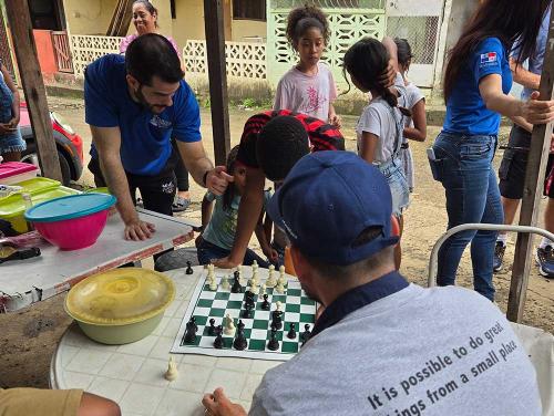 Coach Russ juega ajedrez en Panamá