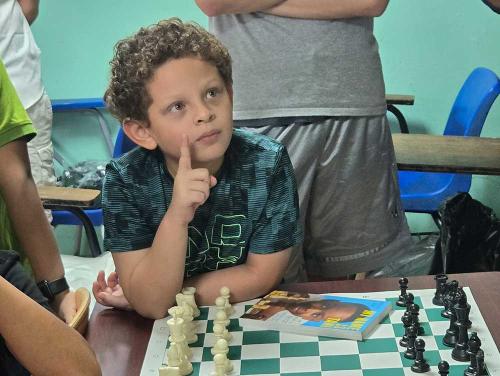 Matías learning chess in las Mañanitas School