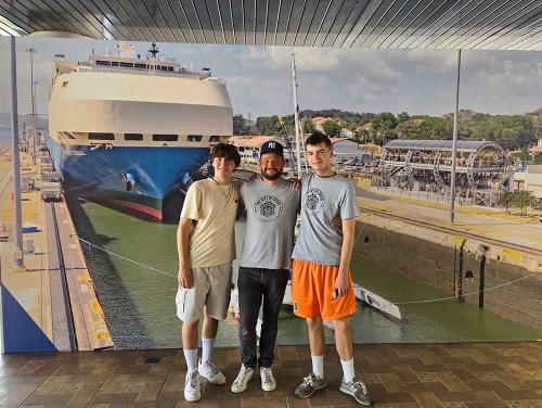 Coach Russ, Kyle y Kaleb Lancman en el Canal de Panamá